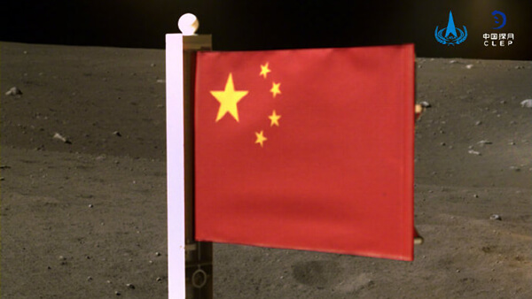 中国在美国之后第二个把国旗插上月球，新加坡华人感谢所有人做出的牺牲