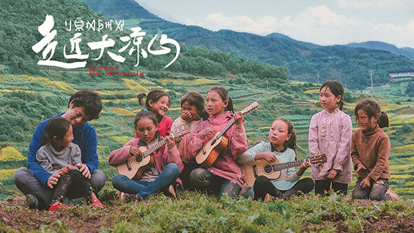 日本导演十年后再访大凉山，政府的扶贫，志愿者的付出，当地人的理解感动了很多人
