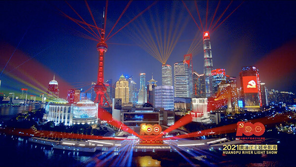 庆祝中国共产党建党100周年，多国网友热评史诗般的上海外滩灯光秀
