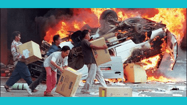 1998年印尼排华暴乱中，中国大陆和台湾在帮助印尼华人撤离时分别做了什么？暴乱的真相是怎样的？