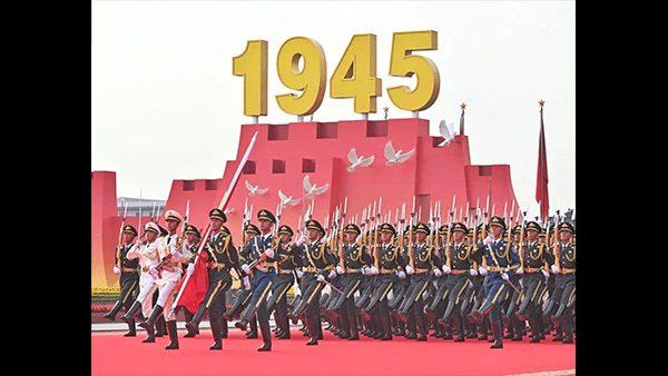 中国举行史上最大规模阅兵式：中国始终没有忘却先辈的荣光，鲜红的旗帜依旧高高飘扬